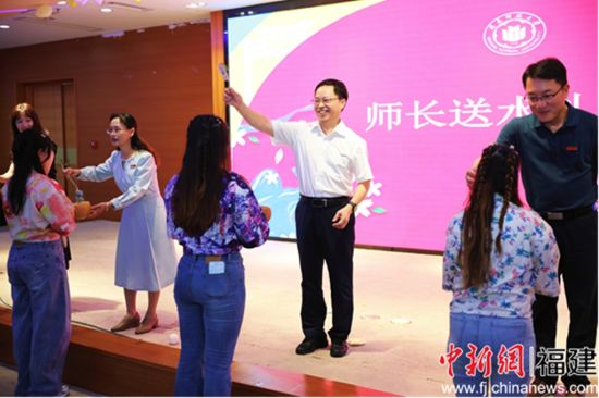 校党委副书记林致远与相关部门负责人为学子洒水祈福 校党委副书记林致远与相关部门负责人为学子洒水祈福