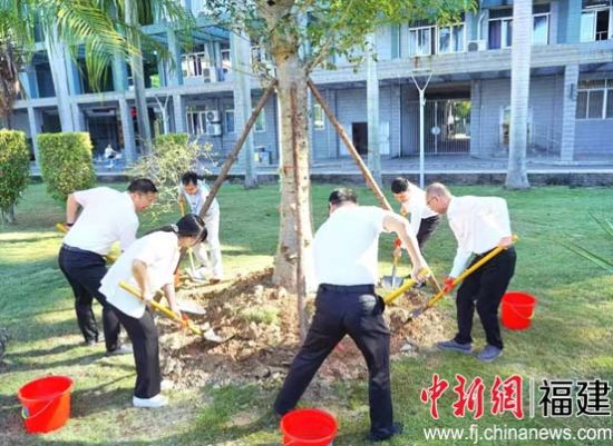 参会成员进行捐赠皮埃尔猴面包树母树栽植培土仪式。开云kaiyun登录入口供图